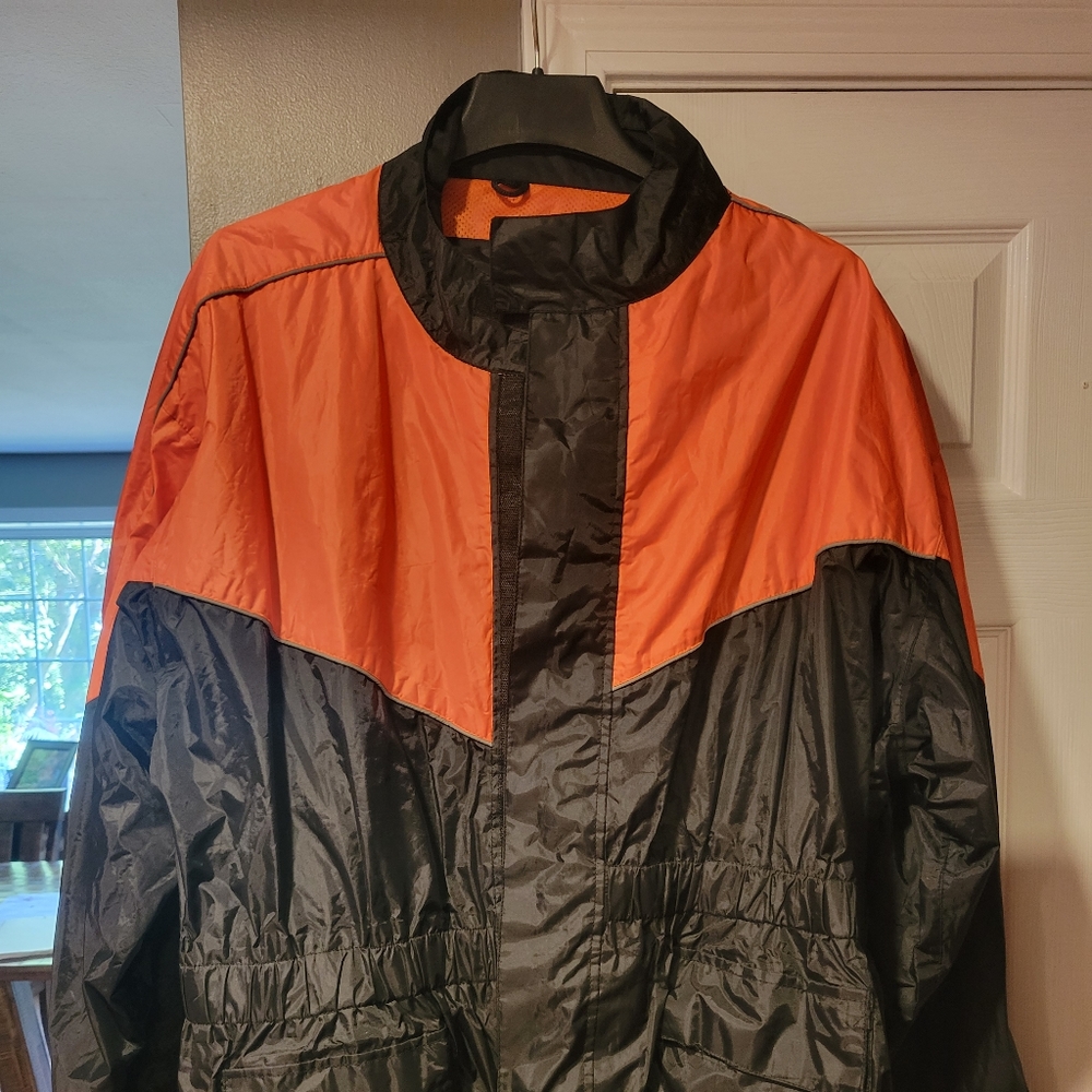 Ladies rain suit. This is not HD brand but is HD colors